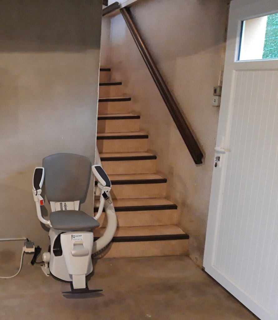 installer une chaise monte escalier en intérieur Pouzauges