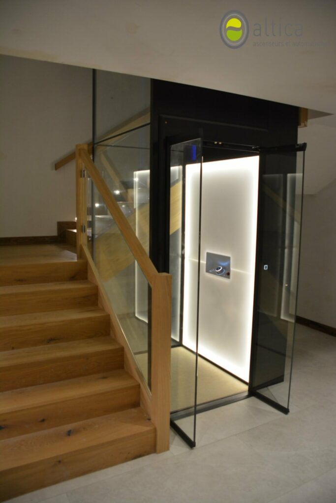 Ascenseur domestique Aritco Home Lift instlalé dans un chalet à Mégève par Altica