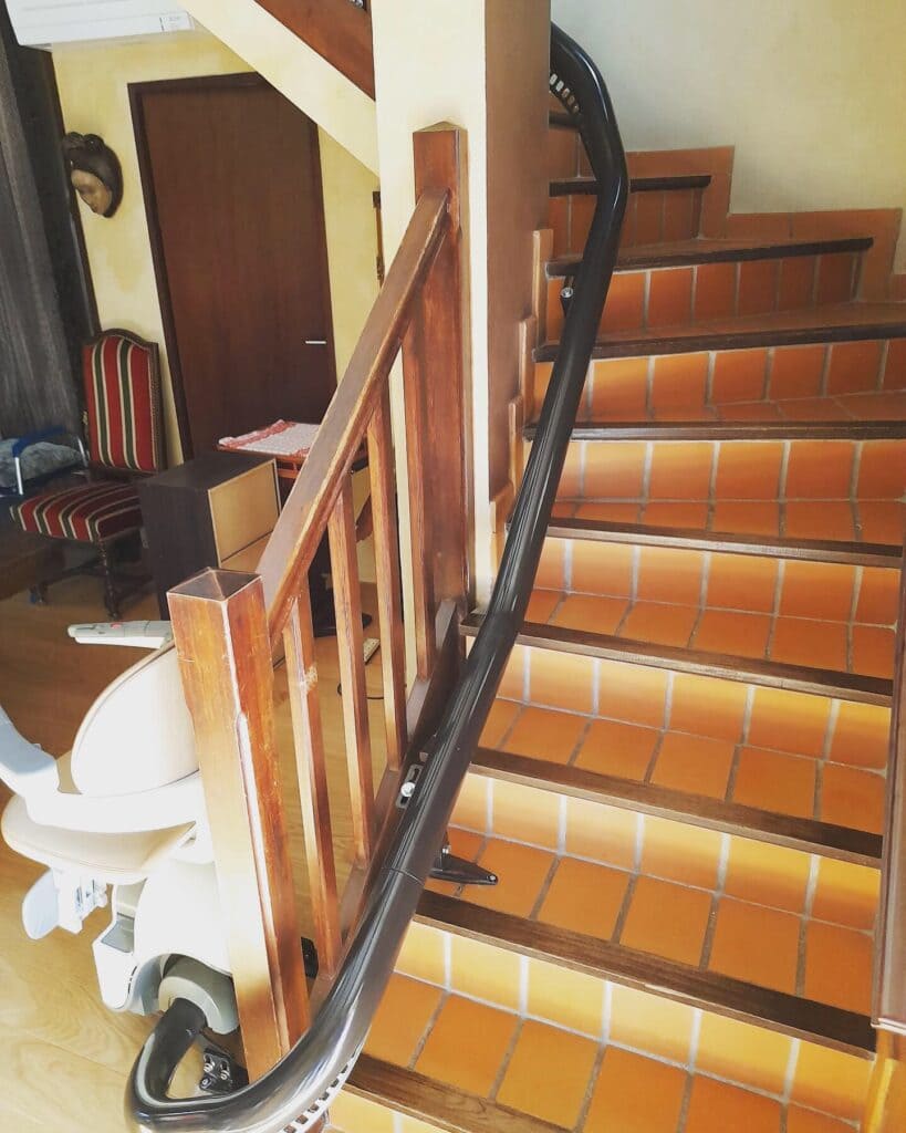 Installation d'une chaise monte escalier