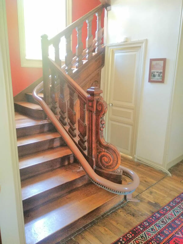 Installer un monte escalier sur un escalier tournant