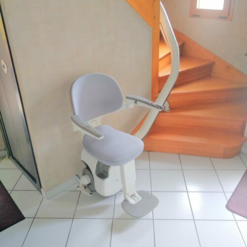 Installation d’un fauteuil monte escalier courbe intérieur Plouzané
