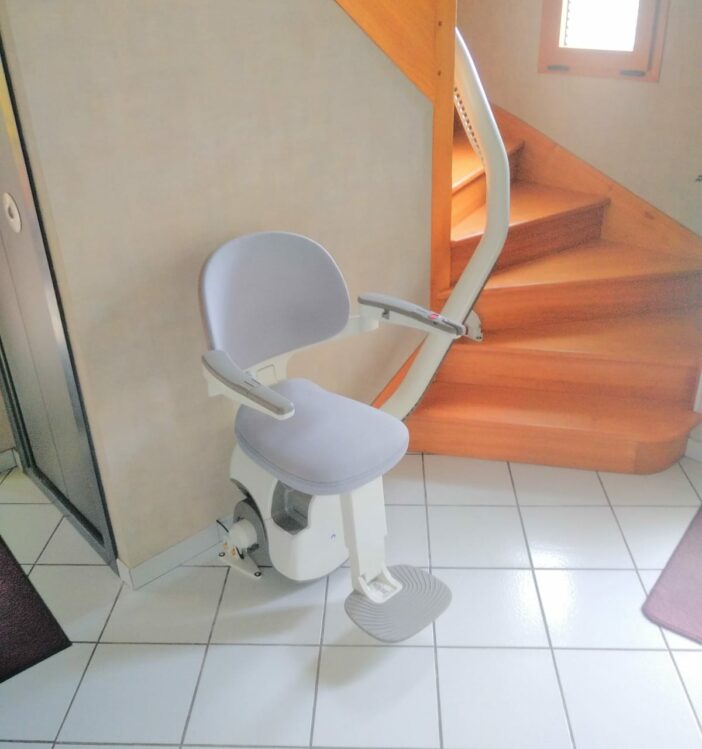 Installation d’un fauteuil monte escalier courbe intérieur Plouzané