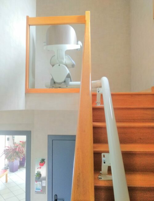 installer un fauteuil monte escaliers dans un escalier courbe