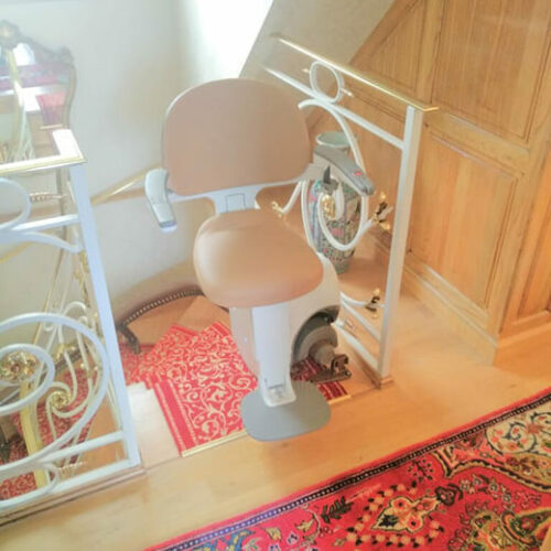 installation d'un fauteuil monte escalier courbe
