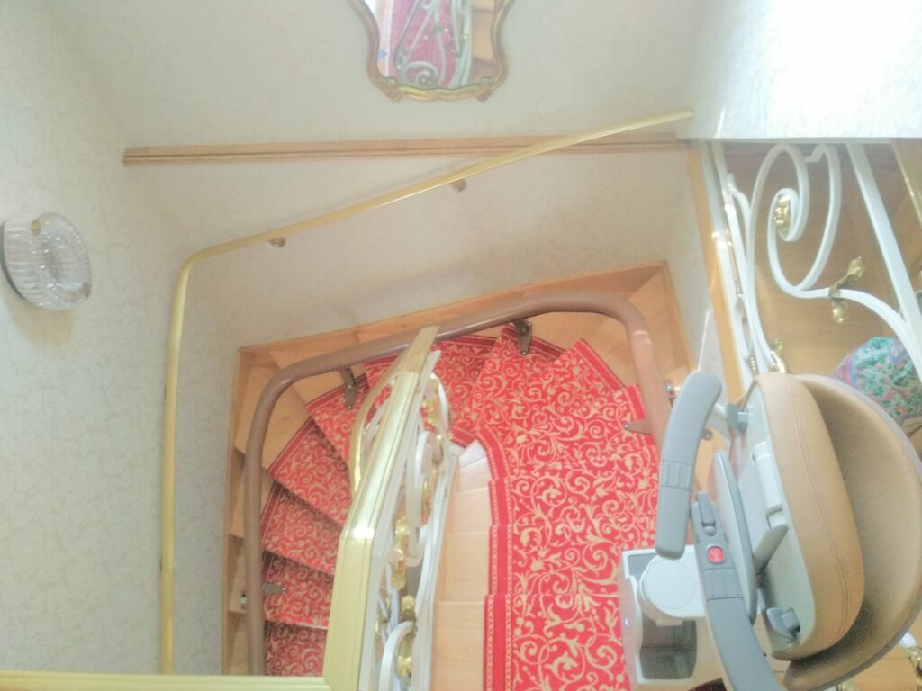 installation cotes d Armor fauteuil mon escalier courbe