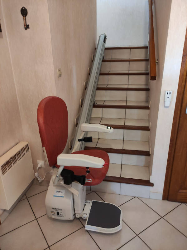 fauteuil rouge monte escaliers droit
