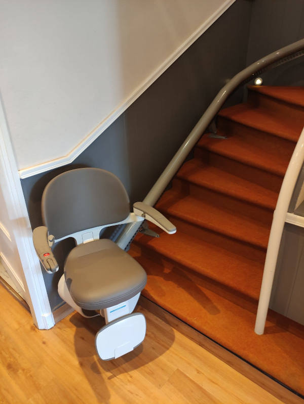 fauteuil monte escaliers gris