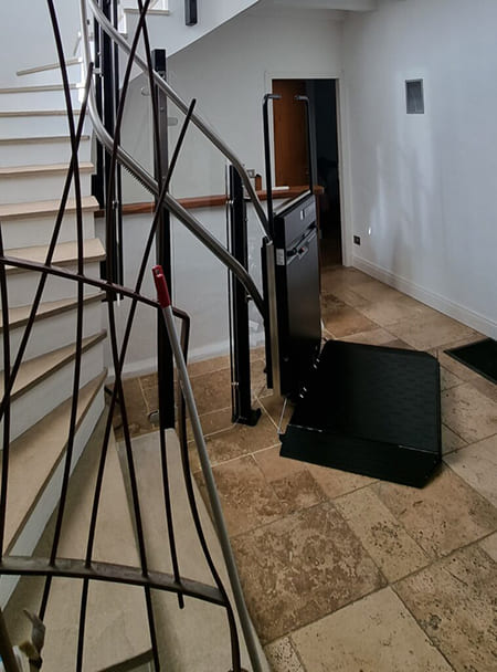 3MC a installé pour des particuliers à Bardos dans le Pays Basque une plateforme monte escaliers