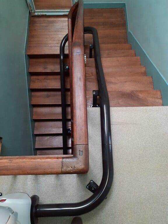 Rail chaise monte-escalier dans une cage d'escalier tournante