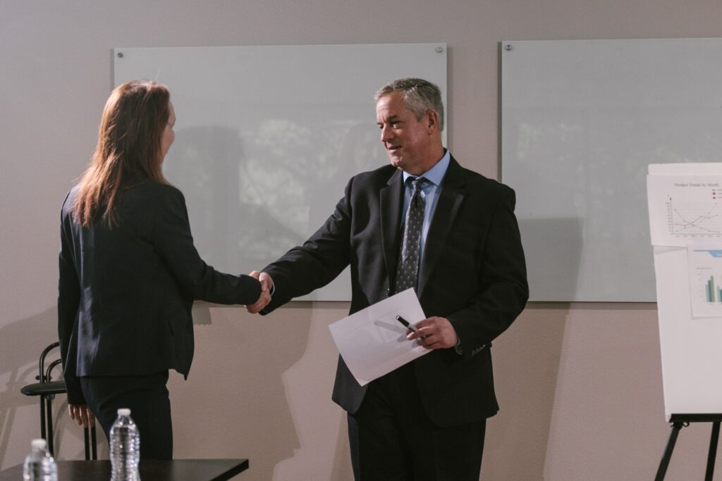 femme et homme ce serrant la mains pour un entretien