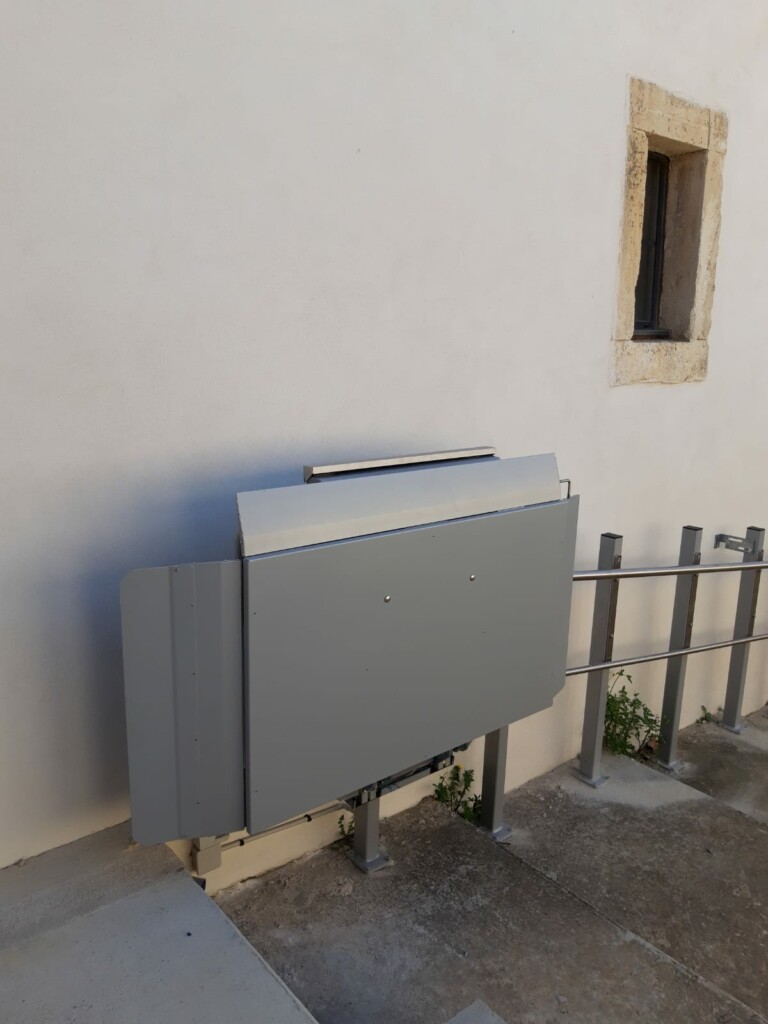plateforme-monte-escalier-narbonne-fermee