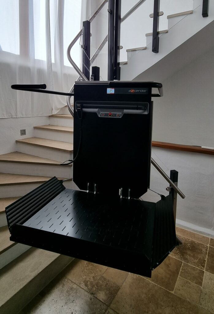 plateforme monte escalie noire installée par 3MC à Bardos