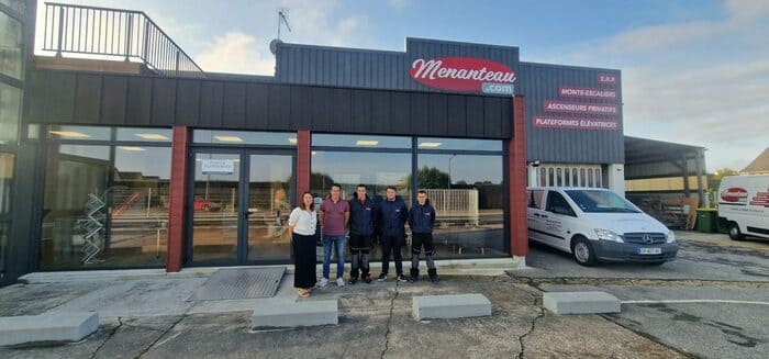 Equipe ETS Menanteau devant l'établissement