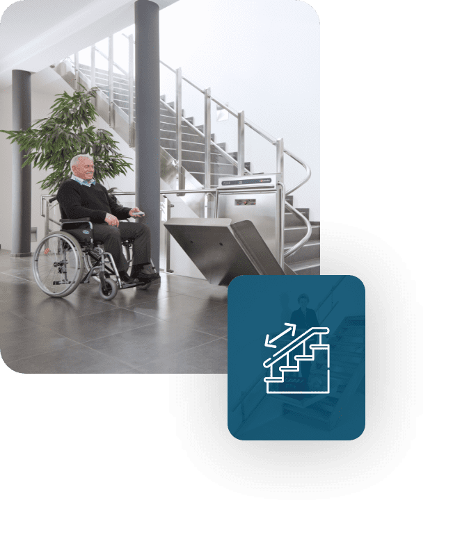 homme en fauteuil roulant utilisant une plateforme monte escalier avec pictogramme