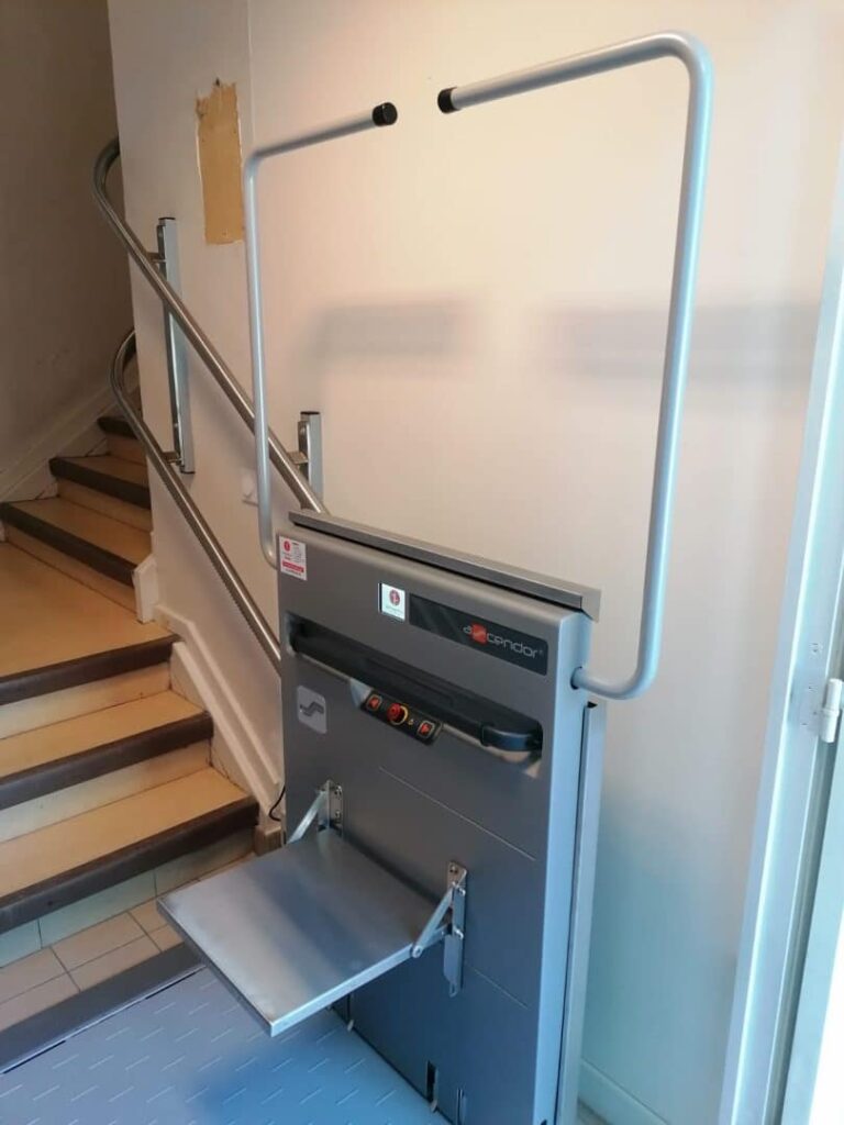 Paris plateforme monte-escalier installation