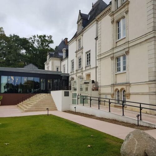devanture château de la Rigautterie avec un élévateur PMR