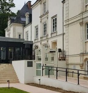 devanture château de la Rigautterie avec un élévateur PMR