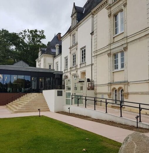 devanture château de la Rigautterie avec un élévateur PMR