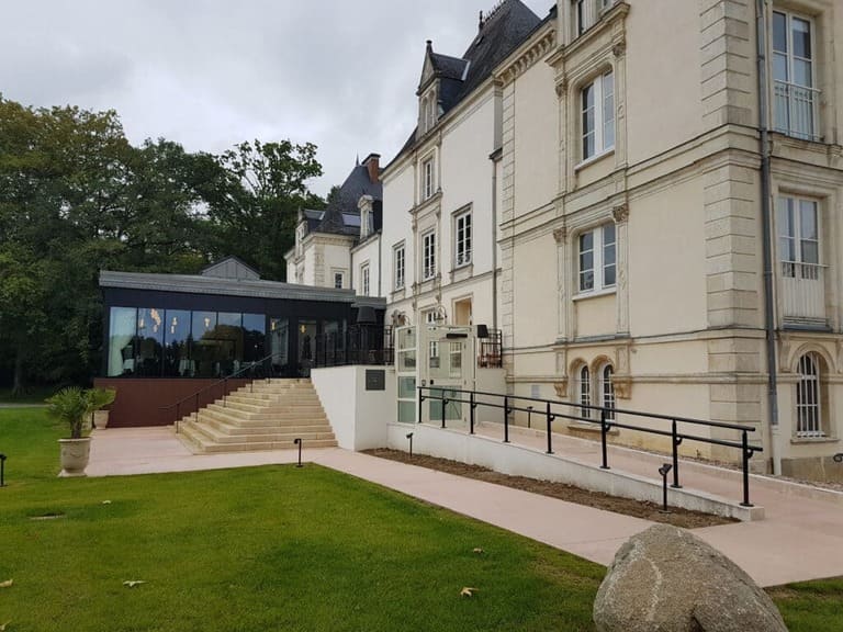 devanture château de la Rigautterie avec un élévateur PMR