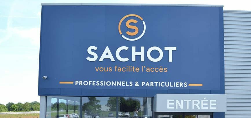 Equipe Sachot devant les locaux