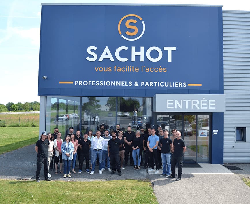 Equipe Sachot devant les locaux