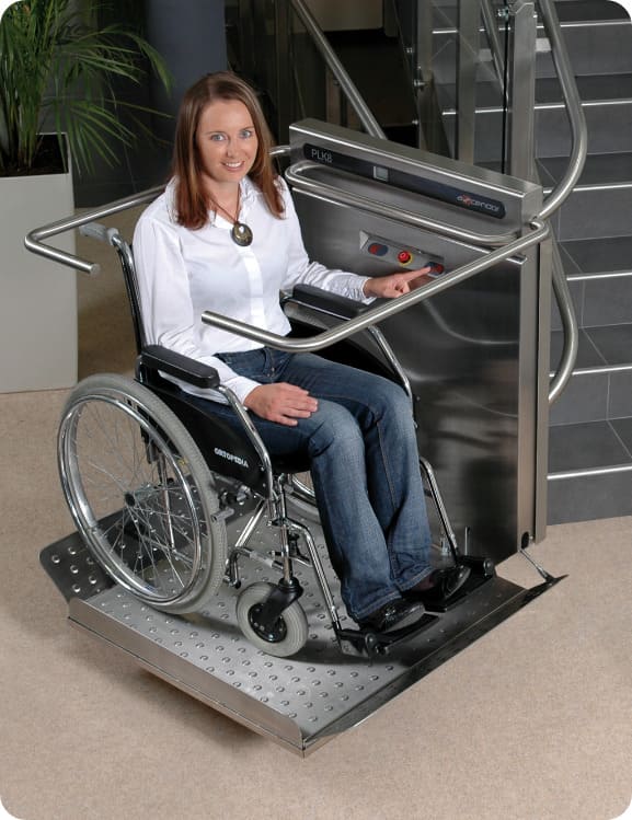 personne à mobilité réduite utilisant une plateforme monte-escalier