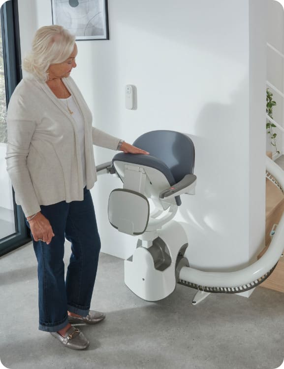 Femme âgée utilisant un fauteuil monte-escalier tournant