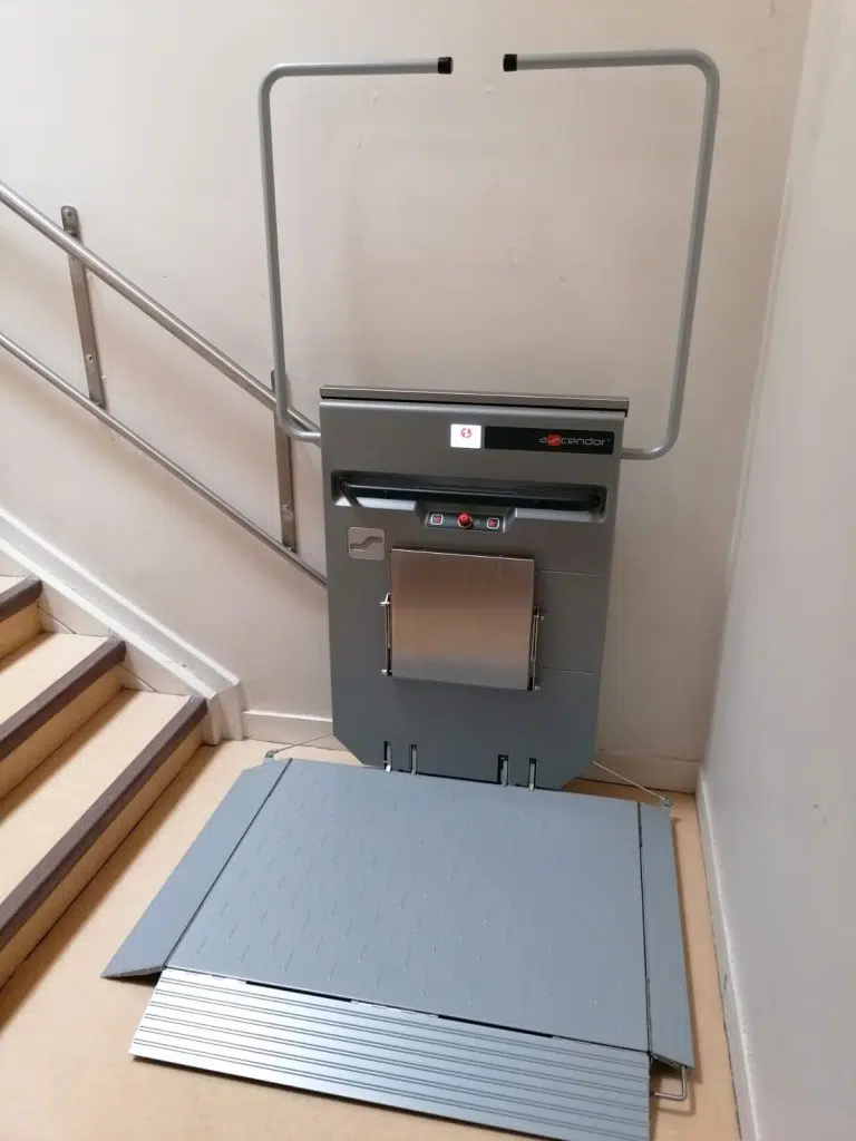 Installation Paris plateforme monte-escalier