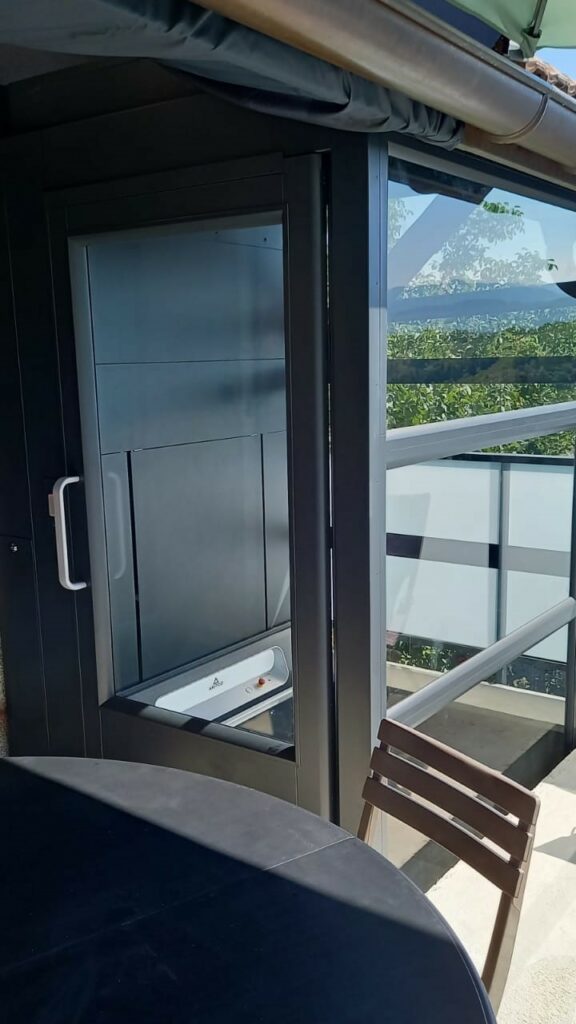 vue de la terrasse à Regnier Esery d'un ascenseur privatif installé par Altica