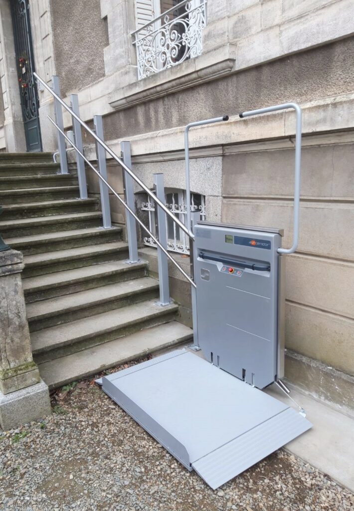installation par Midilev d'une palteforme monte escaliers droits à Mazamet