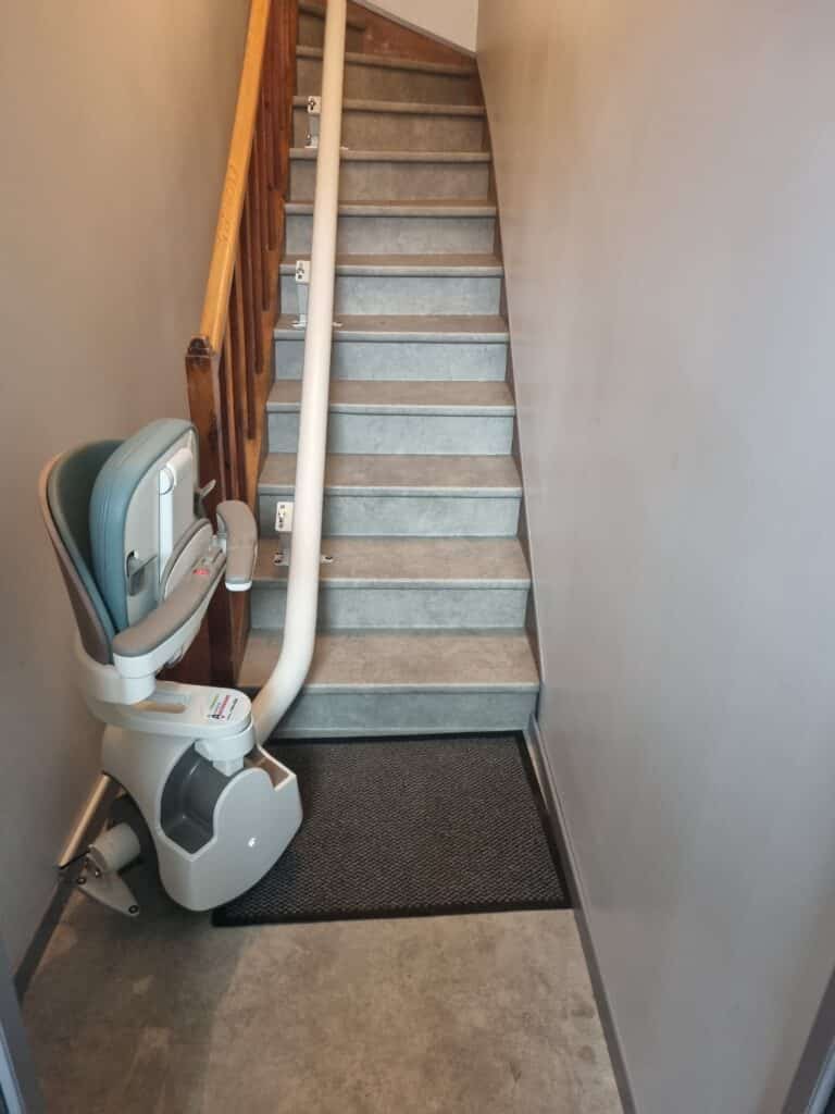installation en Haute Loire chez des particuliers d'une chaise monte escalier par Auvergne Ascenseurs