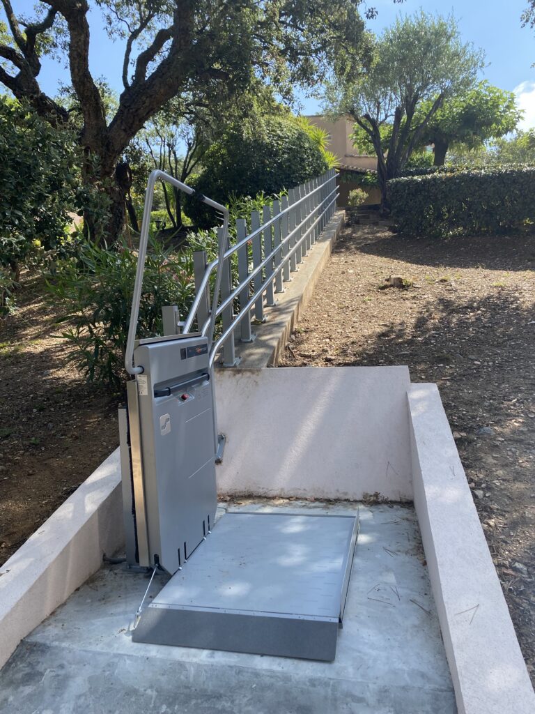 Une palteforme monte escalier installée par Astec à Ramatuelle