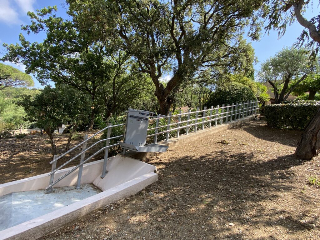 Astec Méditérranée installe des lateformes monte escaliers à Ramatuelle