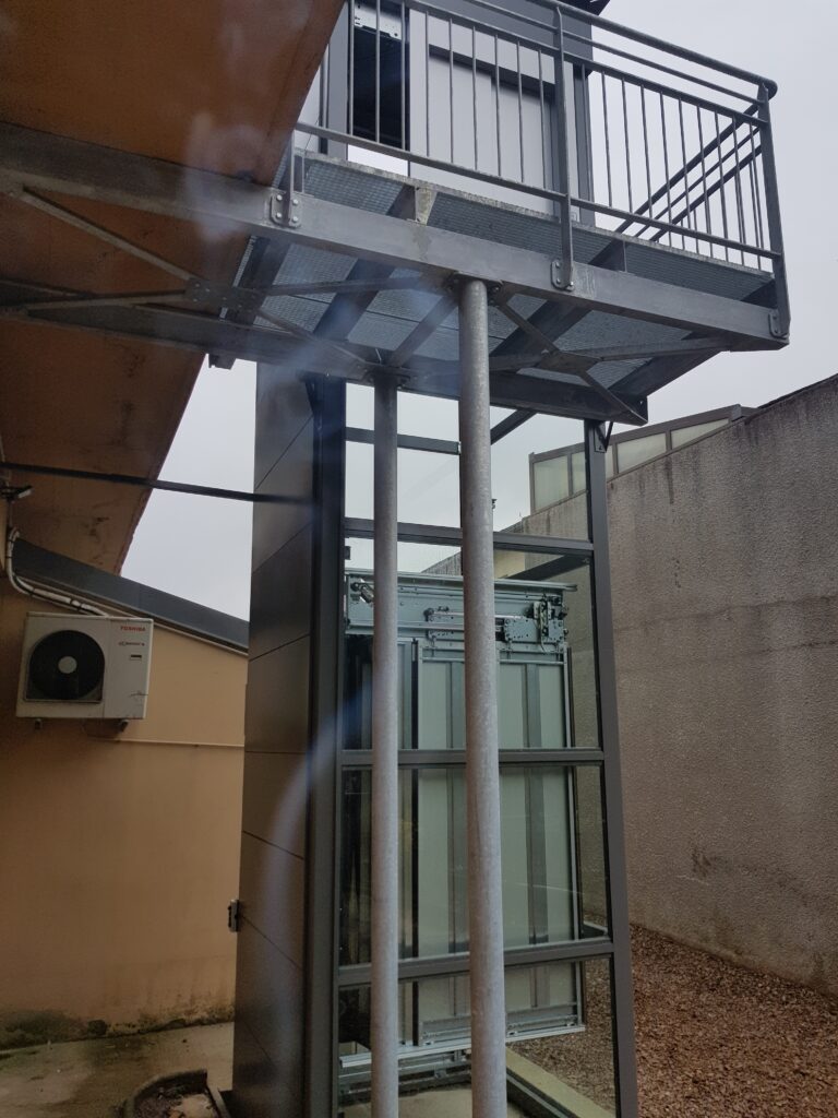 élévateur E10 Vimec installé à Ispagnac en Lozère par Auvergne Ascenseurs