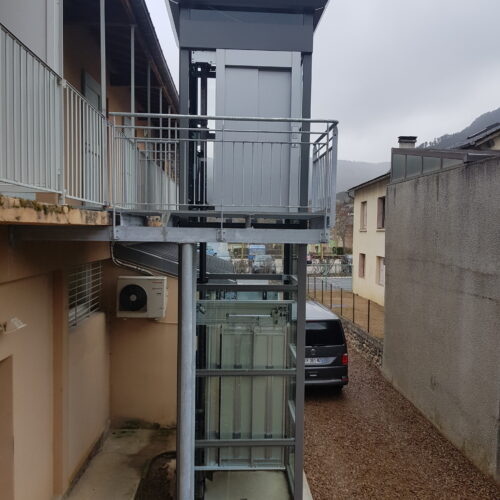 Auvergne Ascenseurs installe un élévateur Vimec E10 à Ispagnac en Lozère