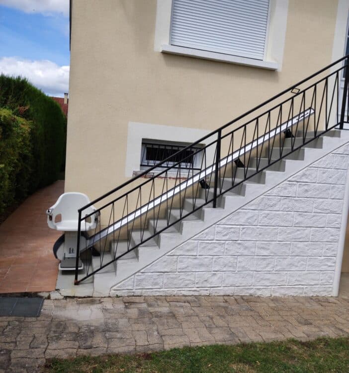 installtion par ETS Menanteau d'une chaise monte escalier a l 'extérieur