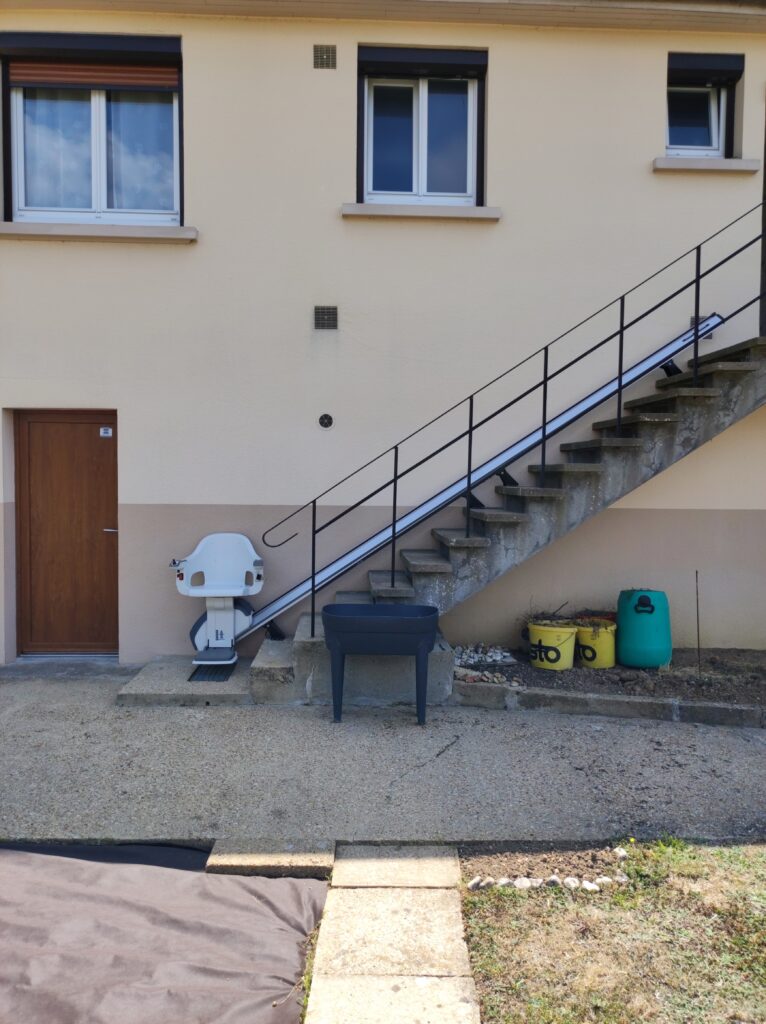 Les ETS Menanteau installe un monte escalier extérieur HOMEGLIDE dans une maison Sarthe