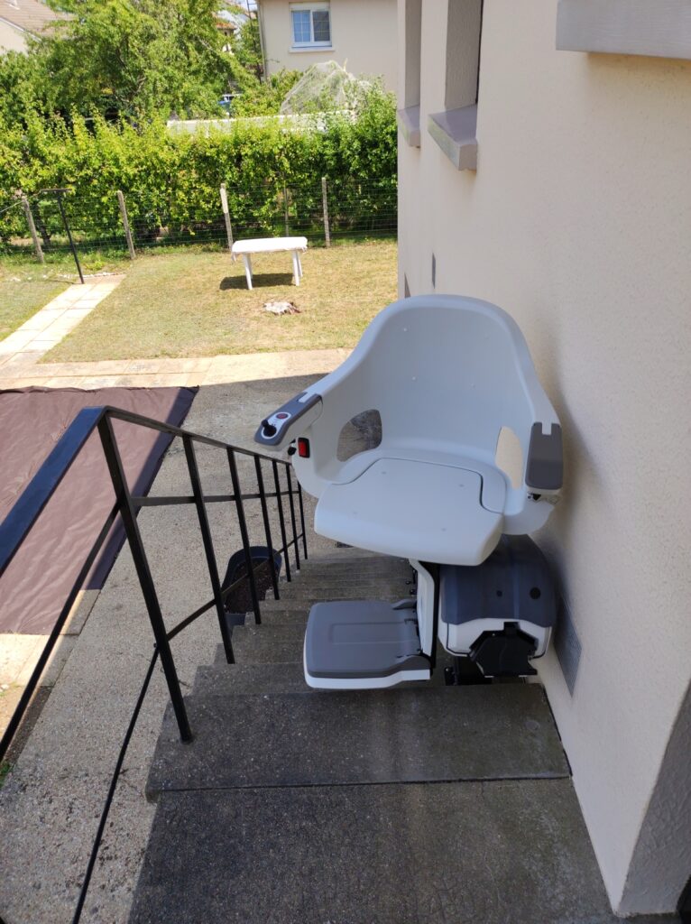installation d'ubne chaise monte escalier extérieure par Menanteau