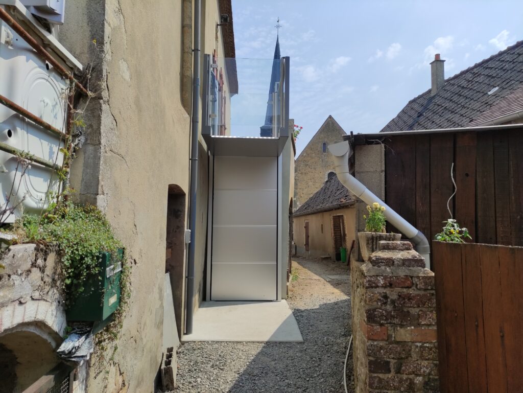 cet élévateur PMR Una Porte a été installé par les Ets Menanteau dans la Sarthe dans un petit village