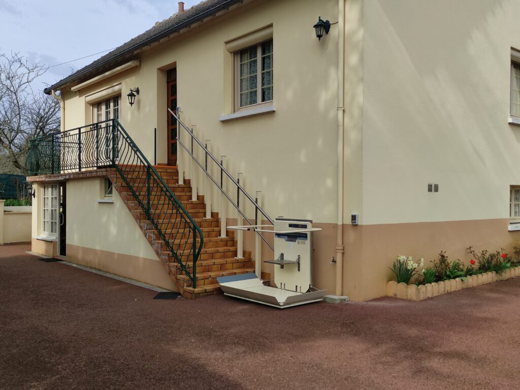 Les ETS Menanteau installent une plateforme extérieure PLG7 chez des particuliers dans la Sarthe