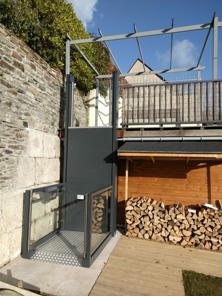 PA installe un élévateur vertical Una Porte de marque Ascendor chez des clients à Saint-Cast-Le-Guildo