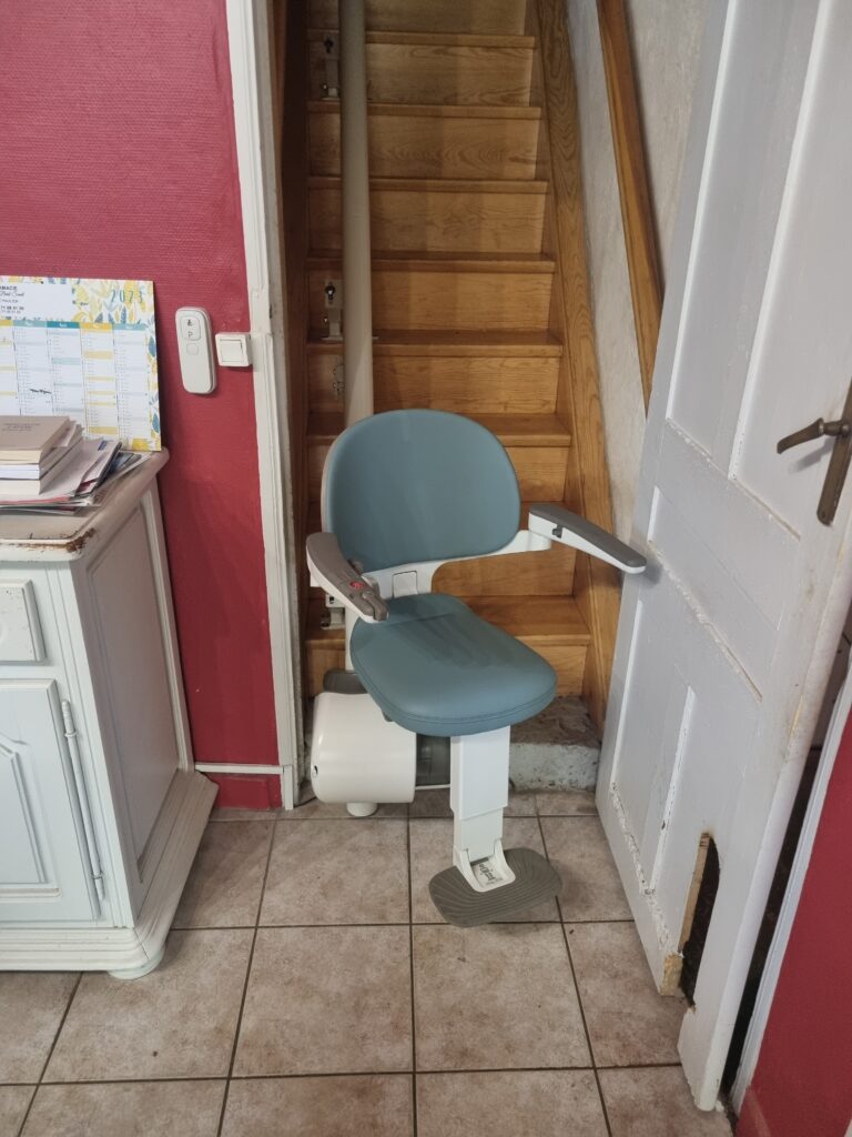 instalaltion d'un siège monte escalier pour personne âgée Fidji au Puy chez des particuliers