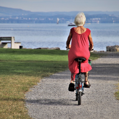 Femme à vélo