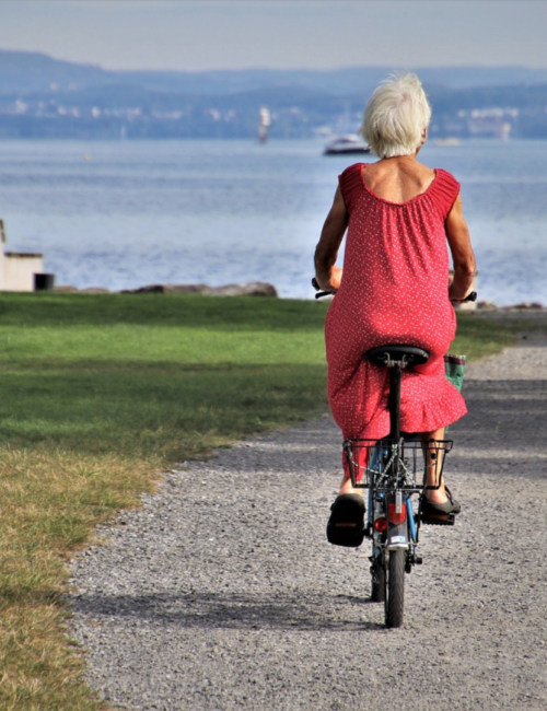 Femme à vélo