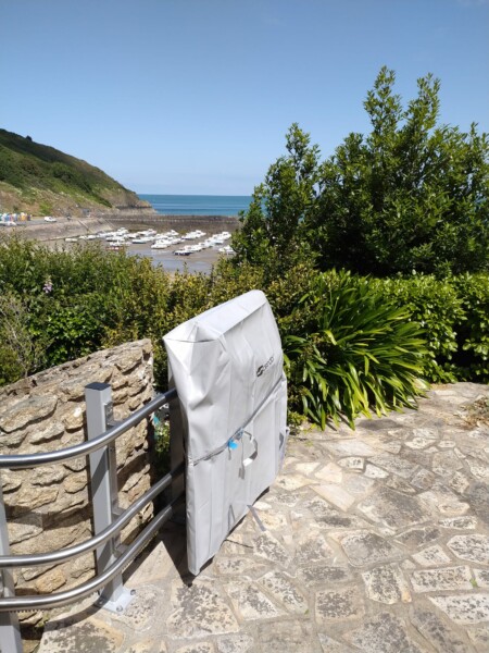 plateforme-pour-monte-escaliers-a-plouezec-en-bretagne-bord-de-mer-avec-protection