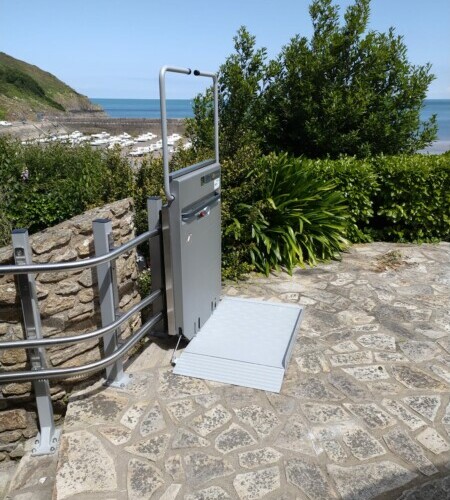 plateforme-pour-monte-escaliers-a-plouezec-en-bretagne-bord-de-mer-vue-de-profil