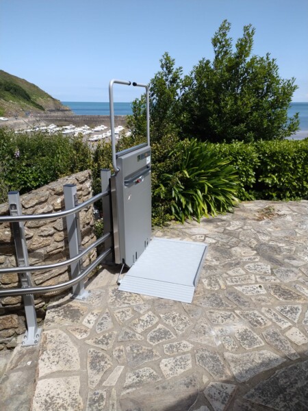 plateforme-pour-monte-escaliers-a-plouezec-en-bretagne-bord-de-mer-vue-de-profil