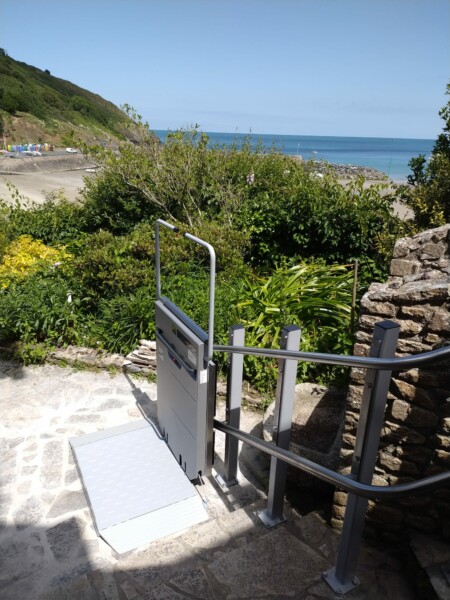 plateforme-pour-monte-escaliers-a-plouezec-en-bretagne-bord-de-mer