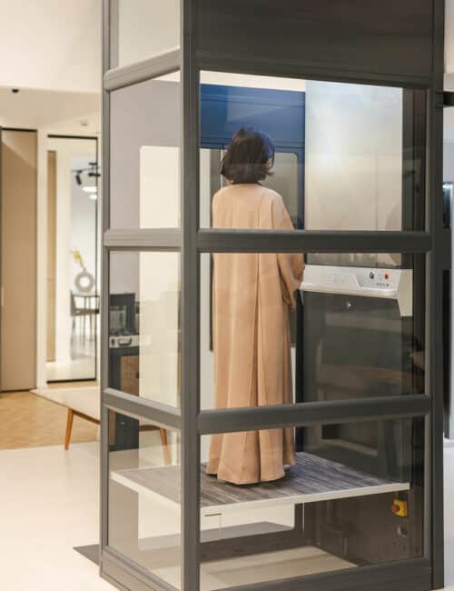 ascenseur en mouvement avec une femme à l