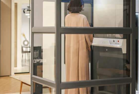 ascenseur en mouvement avec une femme à l'intérieur
